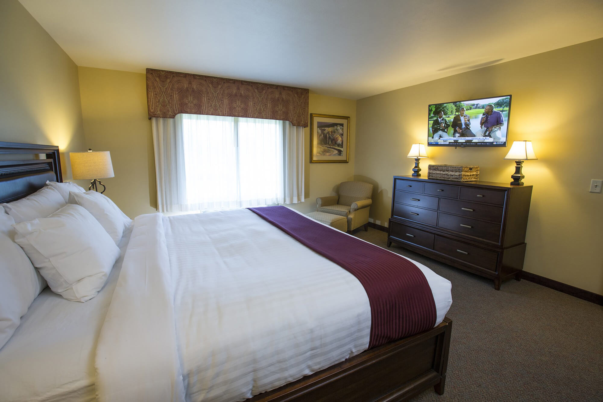 A Hotel Room in the Swan Lake Resort | Resorts | Marshall County Tourism